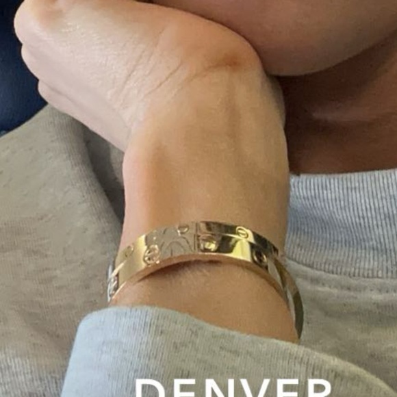 Love Bracelet, Small Model in Y-G 16 VIDEO BELOW 

Comes w/ box, authentic card - Picture 4 of 8